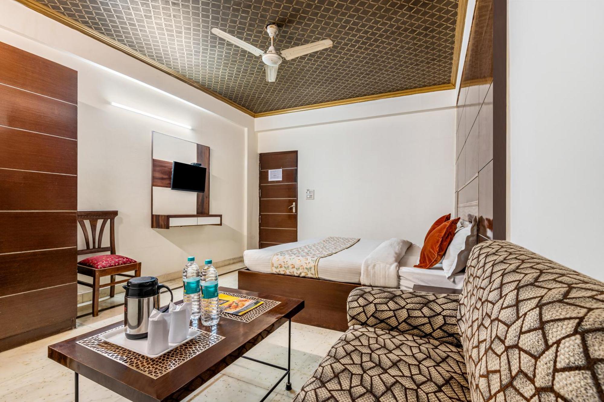 Hotel Nice Palace Delhi  Exteriör bild
